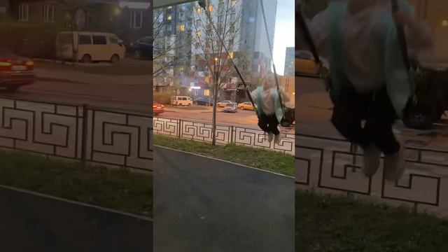 Мирослава катается на детский качелях) смотреть онлайн