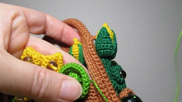 Направляю завиток вниз и закрепляю справа от застежки сумки смотреть онлайн