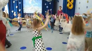 Вход на весенний утренник "Танец с ленточками" Евтодьевой Аллы / ср.гр/