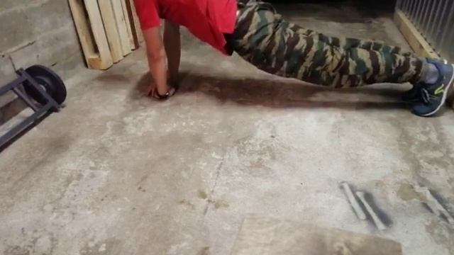 Тони - отжимания узким хватом 20 раз, второй подход смотреть онлайн