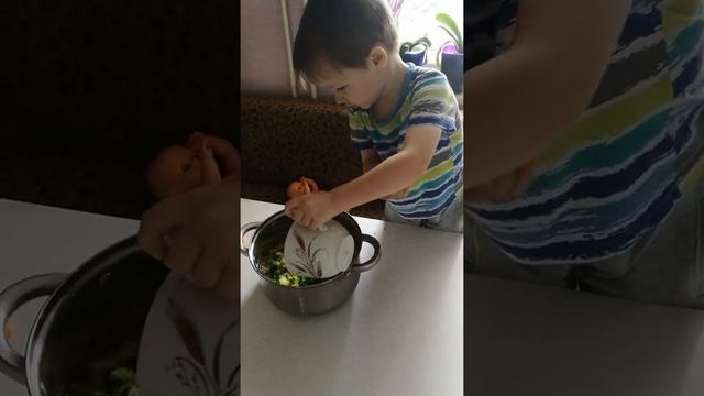 Дети готовят суп