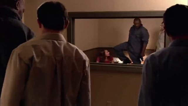 Mulher acorda em um quarto misterioso, mas ela não sabe que o lado de fora é ainda mais terrível смотреть онлайн