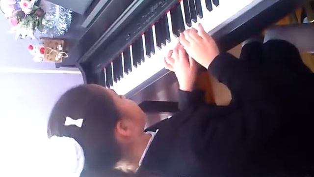 Я играю на фортепиано песню "Ёлочка "😚 смотреть онлайн