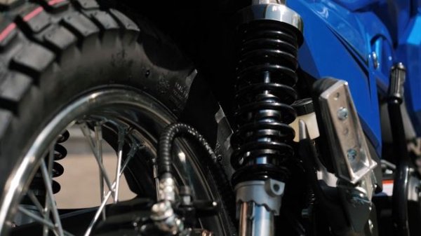 Мотоцикл DESTRA 250 и девушка.