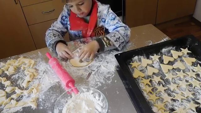 ПеченьеКрасные звезды и сердца Приготовление, кухня крошш.mp4