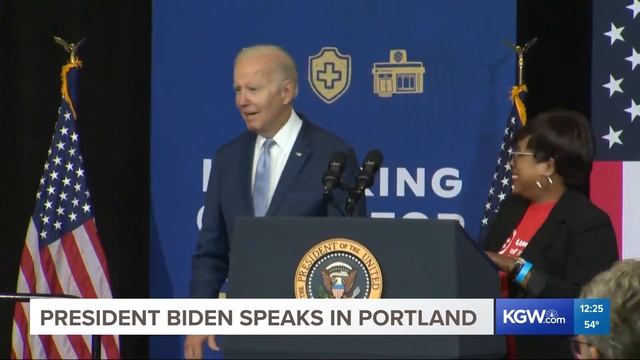 Joe Biden Opens Oregon Speech With Bizarre Exchange About Audience Seating Options смотреть онлайн