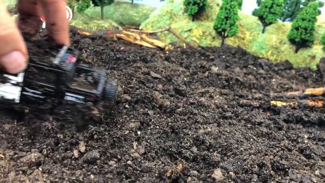 Видео с машинками. Полицейский Джип в грязи и пене смотреть онлайн
