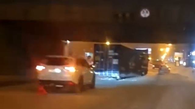 Контейнеровоз попал в ловушку под путепроводом в центре Новосибирска смотреть онлайн
