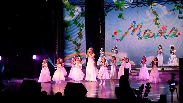 Лучшее поздравление для мамы на 8 марта смотреть онлайн