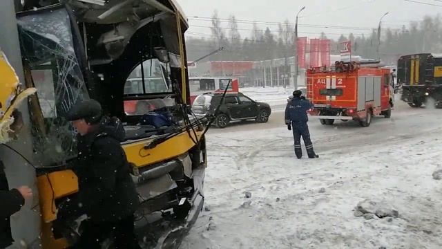 Пассажирский автобус врезался в световую опору в Ижевске смотреть онлайн