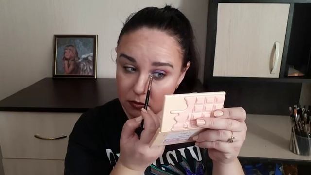 Сердце от Makeup Revolution I Heart Revolution Heartbeats Eyeshadow Palette смотреть онлайн