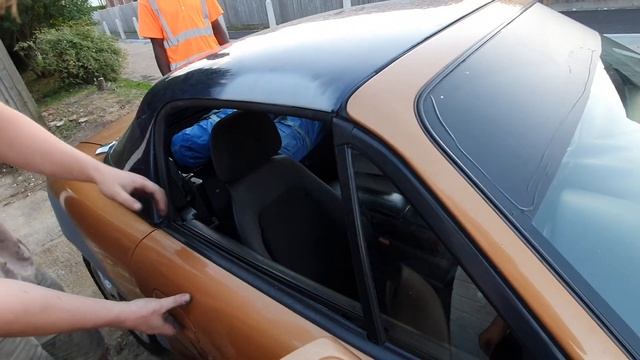 Putting on Mazda Miata MX5 HARD Top - Easy Peasy Finger Suqeezy Install смотреть онлайн