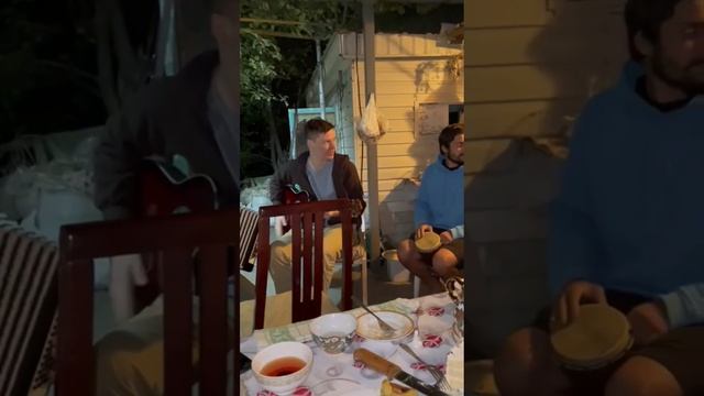 ?Баянист и гитарист зажгли на застолье?Супер дуэт баян гитара барабан?Любимые мелодии смотреть онлайн
