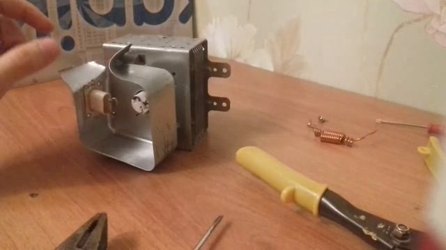 Разбираю МАГНЕТРОН .Смотрим что внутри. смотреть онлайн