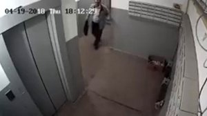 Мужчина с ножом напал в подъезде