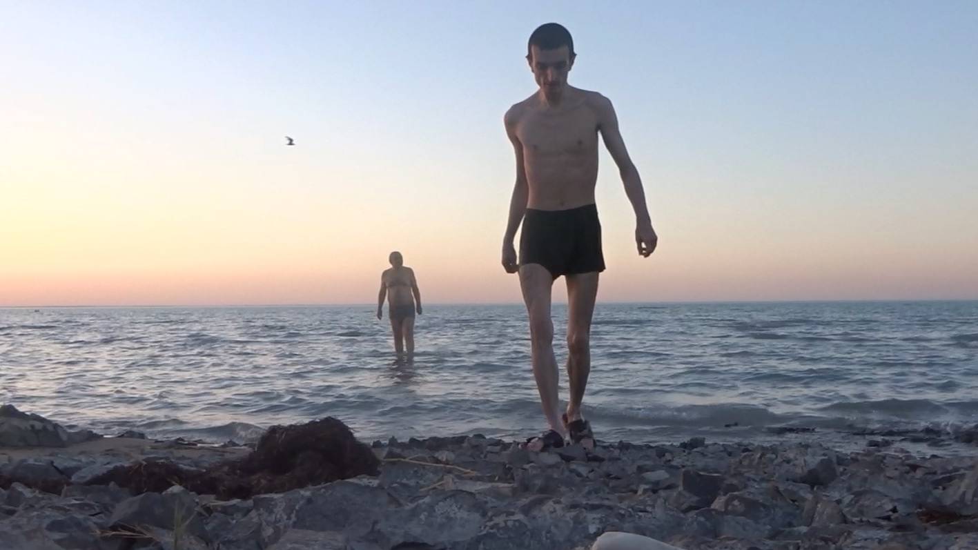 Плаваю в Озере Балхаш вечером,ловлю последние лучи солнца на берегу! смотреть онлайн