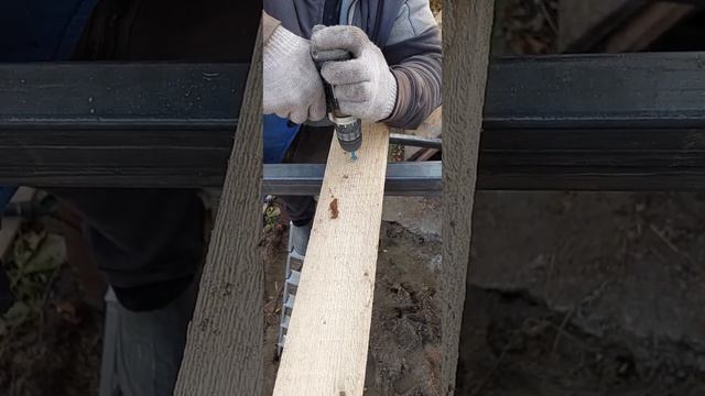 крутим обрешетку на навес