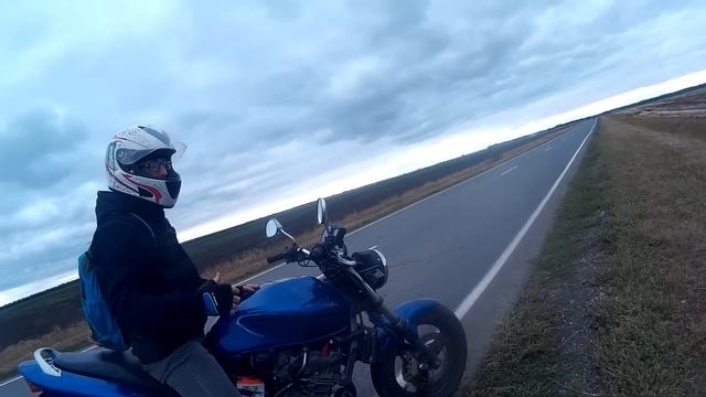 Suzuki Bandit 400 VS Honda Hornet 250 смотреть онлайн