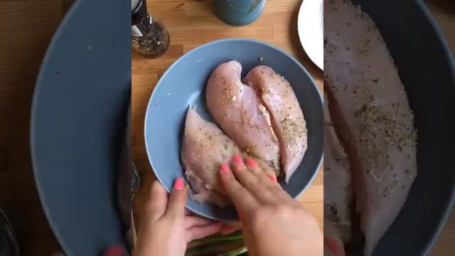 Куриная грудка с томатами, сыром и зеленью смотреть онлайн