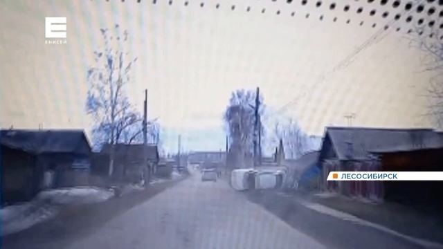 В Лесосибирске водитель такси влетел в забор частного дома смотреть онлайн