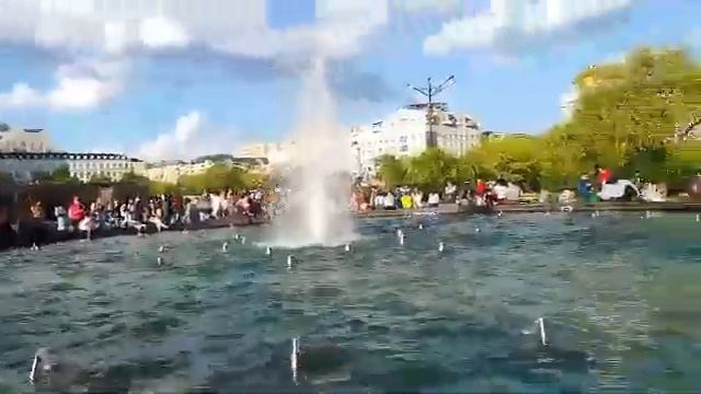 Некоторые люди решили переждать жару в Чите в поющем фонтане смотреть онлайн