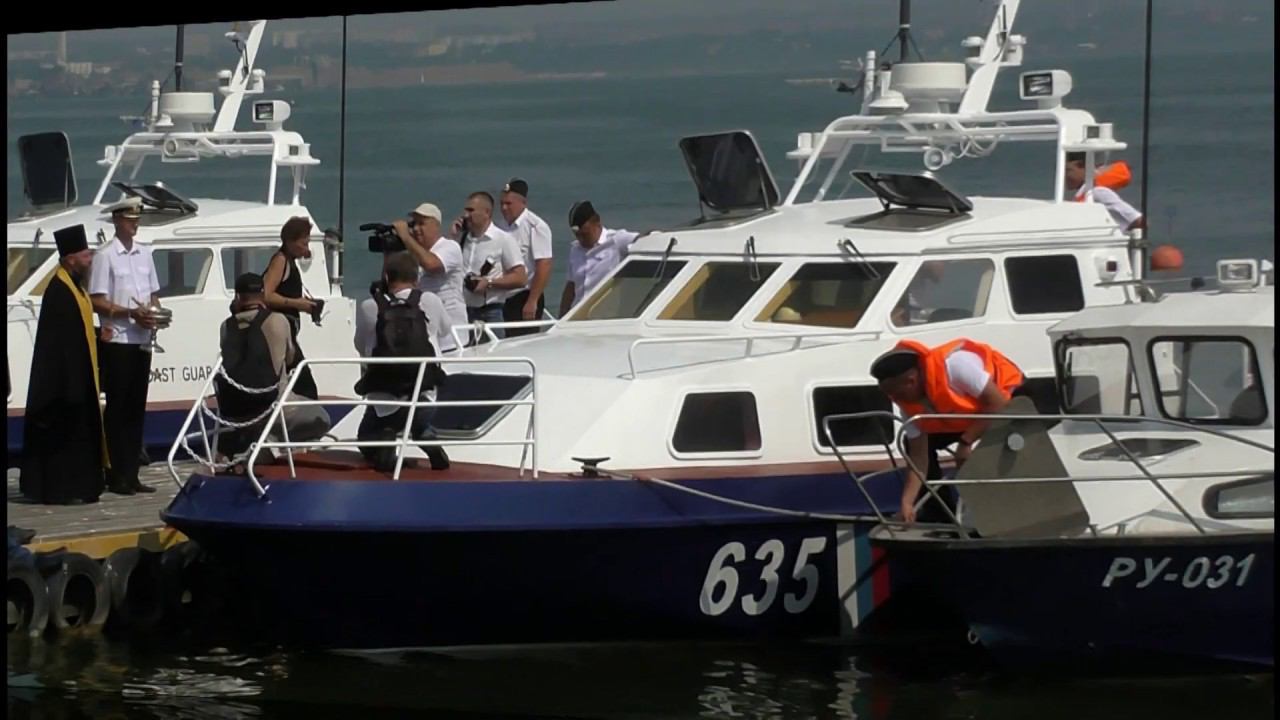 Батюшка проводит обряд освящения экипажей катеров и горожан в день ВМФ и "Крещения Руси" смотреть онлайн