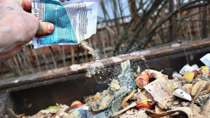 Компостная куча перегнивает на глазах просто посыпьте этим! Как ускорить созревание компоста?