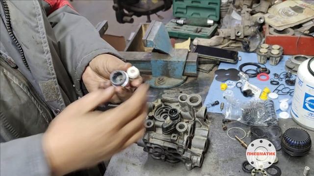 Ремонт блока подготовки воздуха ZB4400 своими руками. Ремонт осушителя на Валдай, Зил Бычок, Hyunda