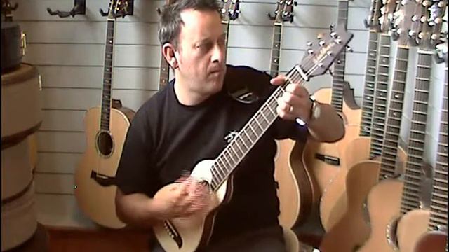 Washburn rover acoustic travel guitar, natural finish strumming смотреть онлайн
