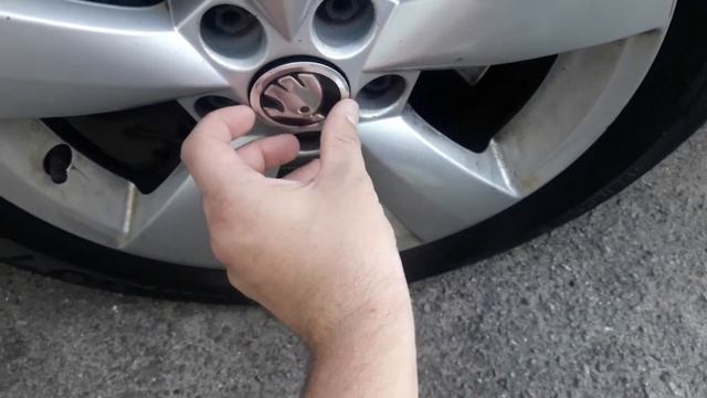 Шкода Рапид. Заглушки из Китая на литые диски смотреть онлайн