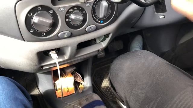 Старенький семейный автомобиль Toyota Raum смотреть онлайн