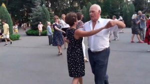 ЛЕПЕСТКИ РОНЯЛ УСТАЛО ТВОЙ БУКЕТ! ТАНЦЫ В ПАРКЕ ГОРЬКОГО ХАРЬКОВ МИРНЫЙ.mp4