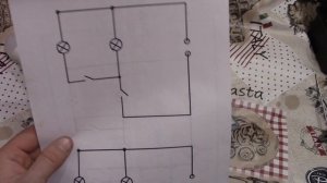 Двухклавишный выключатель работает неправильно ( некорректно ) .