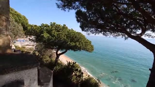 Дом над морем в 35 км от Барселоны смотреть онлайн