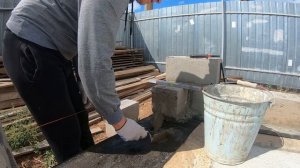 НАЧИНАЮ СТРОИТЬ ДОМ. Кладка первого ряда керамзитобетонных блоков
