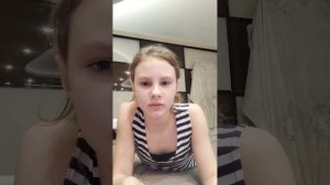 Школьница проводит трансляцию