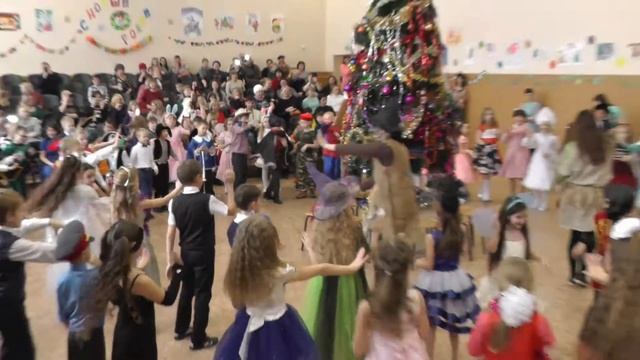 Новогодний праздник в школе - 2-ые классы смотреть онлайн