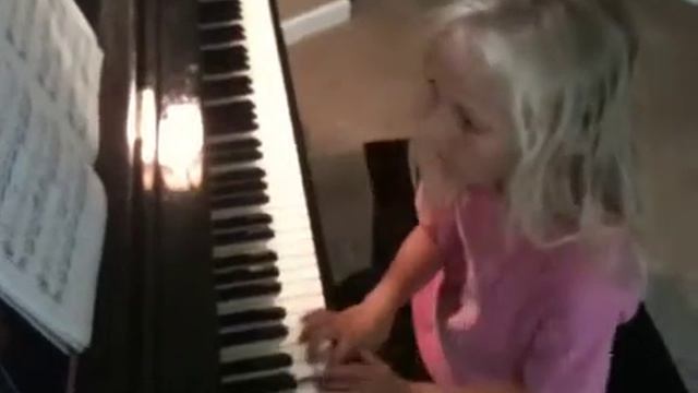 Olivia plays Moonlight Sonata смотреть онлайн