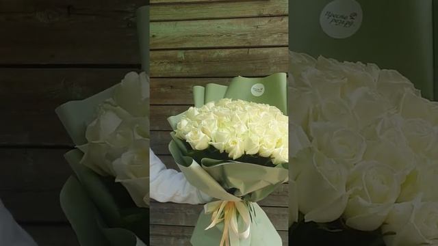 Просто роза ру - доставка цветов по Москве круглосуточно -Розы 51 шт белые в зелёной упаковке смотреть онлайн