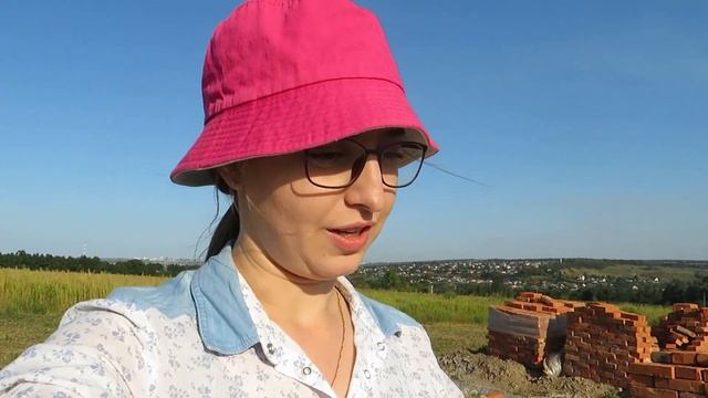 Кладём первый ряд кирпича. Наша первая самостоятельная кладка. VLOG 24.08.22 смотреть онлайн