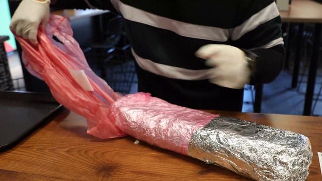 Огромная шаурма со всеми добавками | Реакция курьера смотреть онлайн