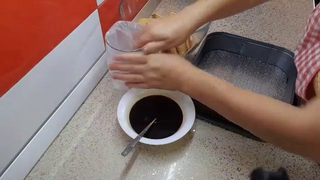 Tiramisu reinterpretat cu cremă de brânză și ciocolată albă, delicios.@ смотреть онлайн