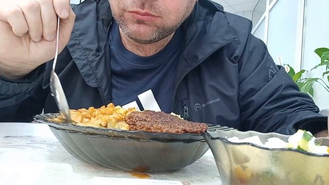 ОБЖОР в столовой/МУКБАНГ щи и пюре с печеночной котлетой смотреть онлайн