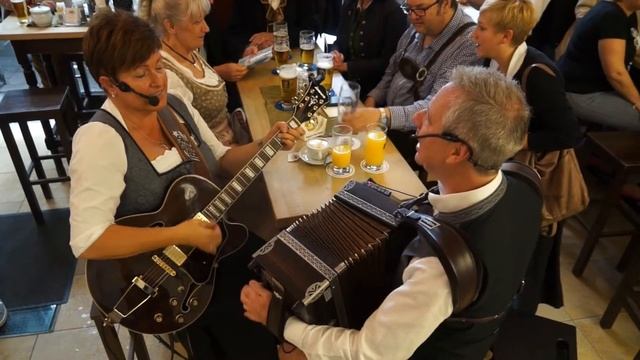 "Er und sie" Munich Unplugged 2019 Augustiner Klosterwirt Frühschoppen смотреть онлайн