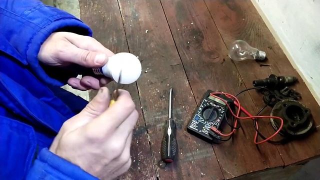 КАК БЫСТРО СДЕЛАТЬ СВЕТОДИОДНУЮ ЛАМПУ БЕЗ ПОЯЛЬНИКА #Repair of an LED lamp with your own hands смотреть онлайн