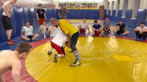 Проход в одну ногу с переходом за вторую поможет эффективно сбить перевести, соперника в партер