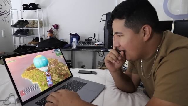 La Nueva MacBook de $65,000 Corre Fortnite... (Me Lleve una Decepción) смотреть онлайн
