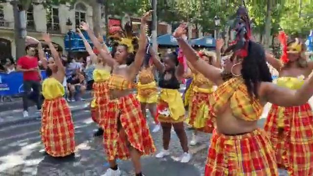 Haïti au Carnaval de Paris avec Hibiscus смотреть онлайн