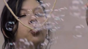 СЕКРЕТЫ ШОУ МЫЛЬНЫХ ПУЗЫРЕЙ Пускаем пузыри bubble палочками и веревочным колечком