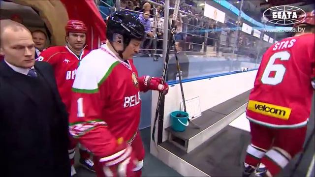Чудо на льду-3. Лукашенко делает из одной клюшки две смотреть онлайн